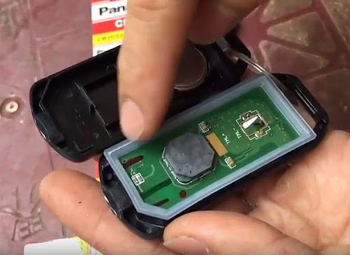 Thay pin remote smartkey